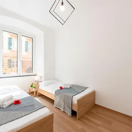 Apartment In - Happy *
